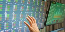 2023 Stock Market Outlook: Charts Say Bullish but Fundamentals Call for a Crash